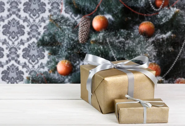 Karácsonyi ajándékokat, díszített fa háttér, ünnep fogalma — Stock Fotó
