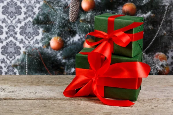 Presentes de Natal no fundo da árvore decorada, conceito de férias — Fotografia de Stock