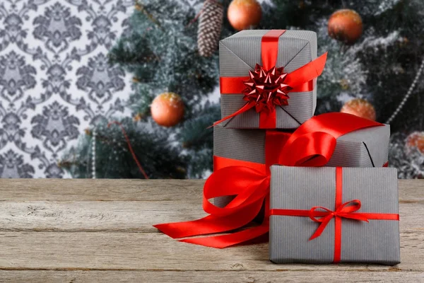Karácsonyi ajándékokat, díszített fa háttér, ünnep fogalma — Stock Fotó