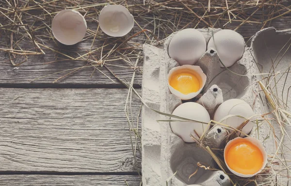 鸡蛋纸箱。健康食品背景。黄色蛋黄 — 图库照片