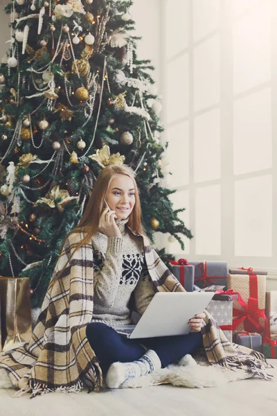 Giovane donna shopping online in accogliente interni di Natale — Foto Stock