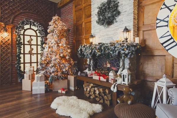 Cozy christmas interior with fir tree and fireplace — Stock Photo, Image