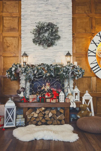 Hangulatos karácsonyi belső tér díszített kandalló — Stock Fotó