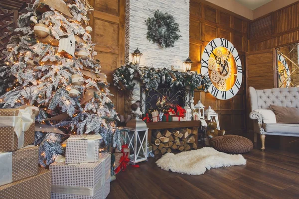 Cozy christmas interior with fir tree and fireplace — Stock Photo, Image