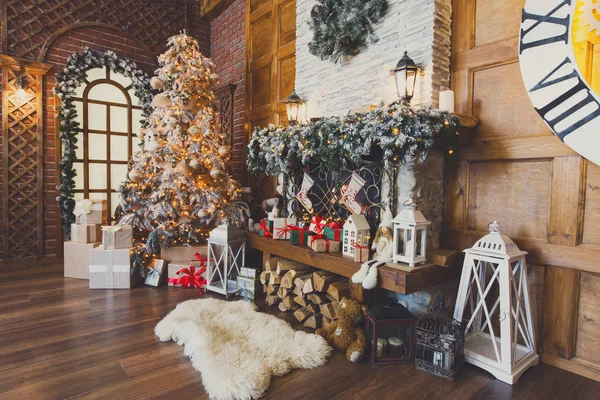 Cozy christmas interieur met fir tree en open haard — Stockfoto
