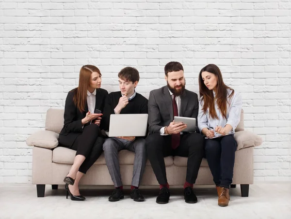 Gente de negocios haciendo equipo. Equipo en el sofá, socios trabajando juntos — Foto de Stock