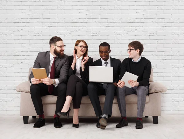 Trabajo en equipo, equipo multiétnico sentado en la reunión — Foto de Stock