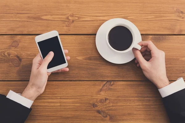 Empresario con smartphone en cafetería, primer plano — Foto de Stock