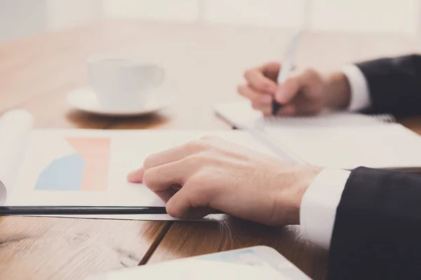 Businessman taking notes at workplace, side view — Stock Photo, Image