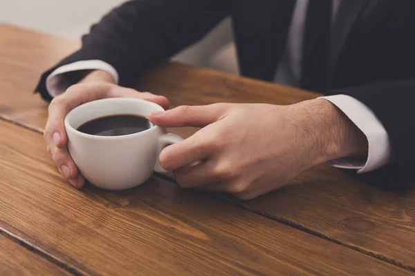 Geschäftsmann hält Tasse Kaffee, aus nächster Nähe — Stockfoto
