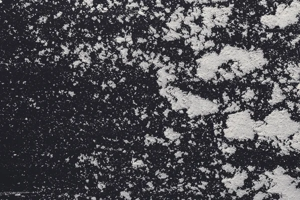 Ψήσιμο έννοια σε μαύρο φόντο, πασπαλισμένες αλεύρι με αντίγραφο χώρου — Φωτογραφία Αρχείου