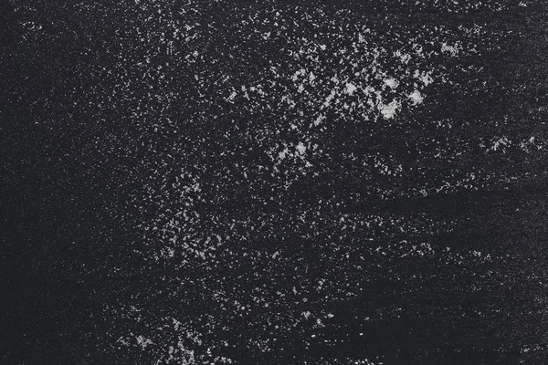 Концепція випічки на чорному тлі, посипане борошно з копіювальним простором — стокове фото