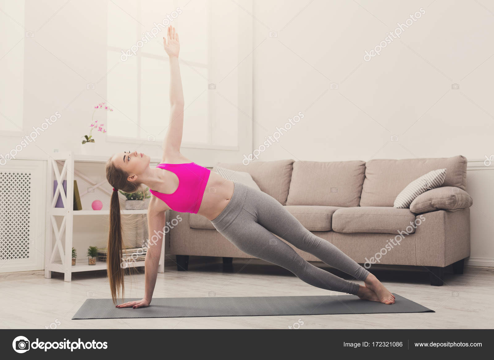 Frau Weiterbildung Yoga In Seite Plank Pose Stockfoto C Milkos