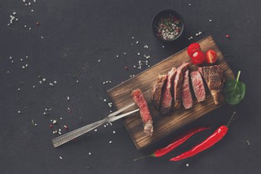Kaburga biftek ve siyah arka plan, ahşap baharat