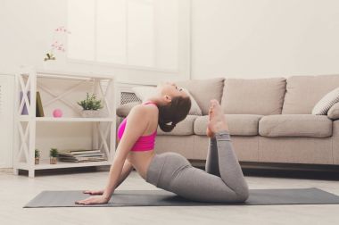 Kadın eğitim yoga yay poz.