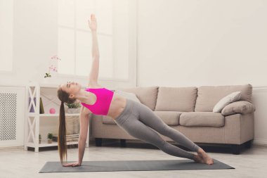 Kadın eğitim yoga yan tahta poz.