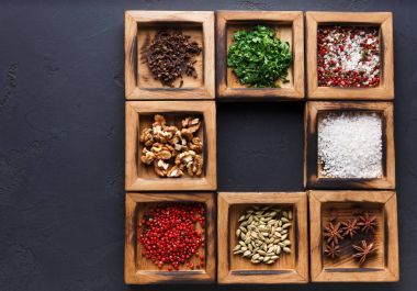 Bir ahşap kutu closeup içinde çeşitli baharatlar