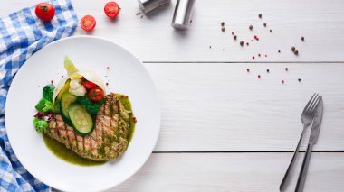 Sebze ve yeşil biber sosu ile ızgara biftek