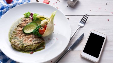 Sebze ve yeşil biber sosu ile ızgara biftek