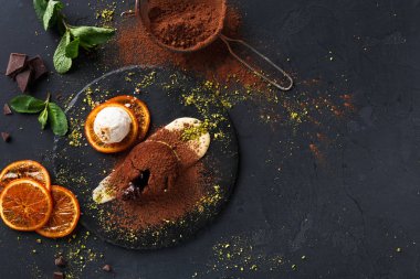 Çikolatalı fondan Creme anglaise ve vanilyalı dondurma ile