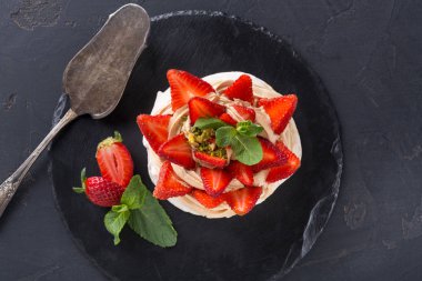 Anna Pavlova pasta siyah arka plan üzerine çilek ile