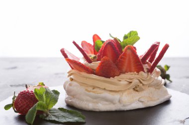 Anna Pavlova pasta siyah arka plan üzerine çilek ile