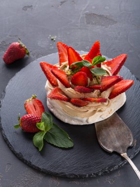 Anna Pavlova pasta siyah arka plan üzerine çilek ile