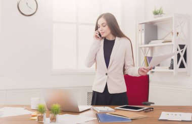 İş konuşalım, kadın ofiste telefonla danışmanlık