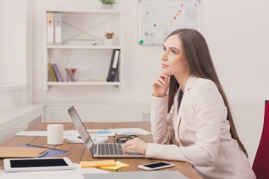 İş kadını başarılı stratejisi hakkında düşünme