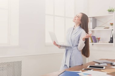 jonge zakenvrouw laptop gebruikt op kantoor