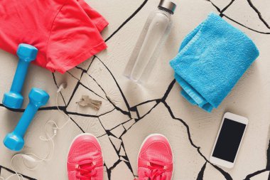 Kadın spor giyim ve malzemeleri üst görüntüleme