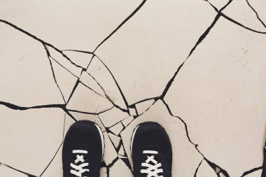 Kırık kat kopya alanı üzerinde siyah ayakkabı