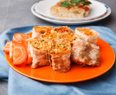 Sebzeli rulo gri arka plan üzerinde.