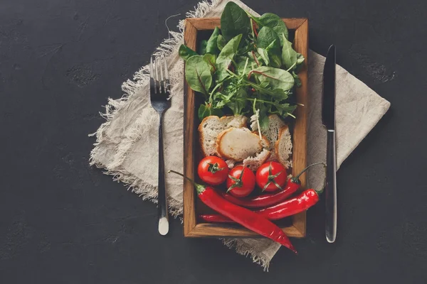 Kook ingrediënten in houten doos op een donkere achtergrond, bovenaanzicht, kopie ruimte — Stockfoto