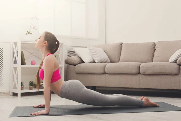 Frau trainiert Yoga in Cobra-Pose. — Stockfoto