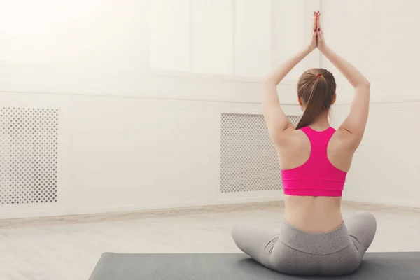 Mujer entrenando yoga en pose de loto, primer plano — Foto de Stock