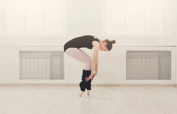 Schöne Ballerina steht im Ballett — Stockfoto