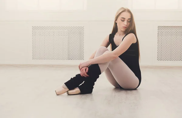 古典芭蕾舞伸展在白色培训类 — 图库照片