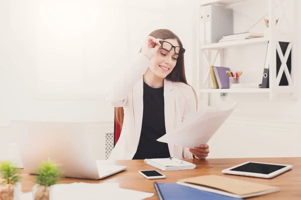 Zakelijke vrouw leesdocument op kantoor — Stockfoto