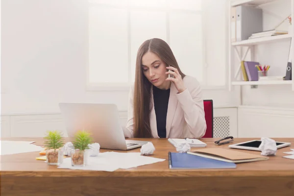 Mujer de negocios seria en el trabajo hablando por teléfono — Foto de Stock