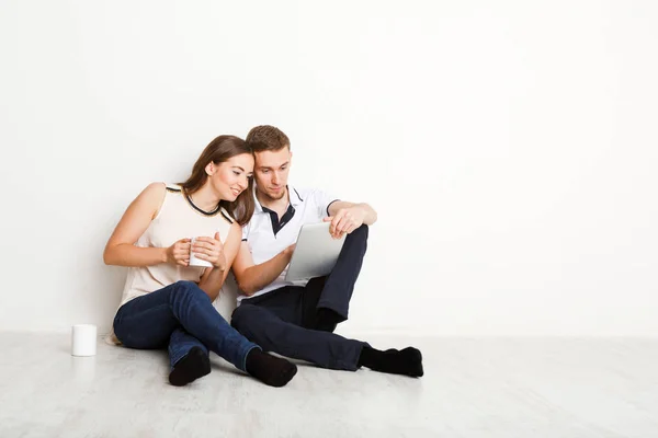 Pareja joven web surf en el ordenador portátil — Foto de Stock