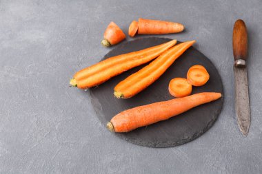 Backgroung yemek rustik kayrak taş plaka ile havuç, kopya alanı,.