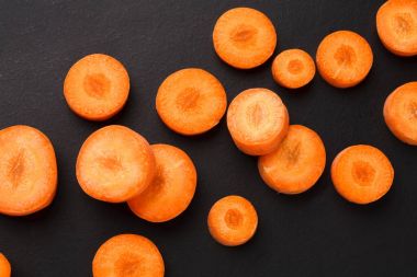 Kesme havuç siyah arka plan, pişirme zemin, closeup aşamaları.