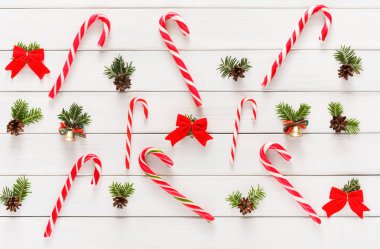 Şeker ve ahşap üzerine küçük toplar ile Noel arka plan