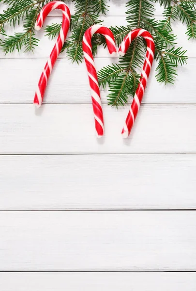 Різдвяний фон з цукерками та ялинкою на дереві — стокове фото