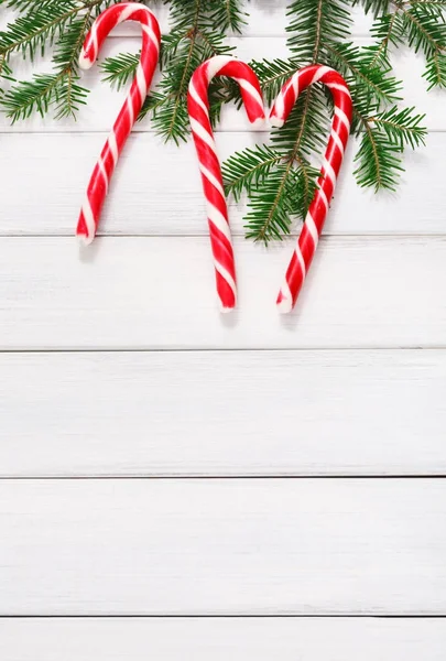 Fundo de Natal com doces e borda de abeto em madeira — Fotografia de Stock