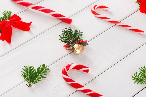 Різдвяний фон з цукерками та маленькими кульками на дереві — стокове фото