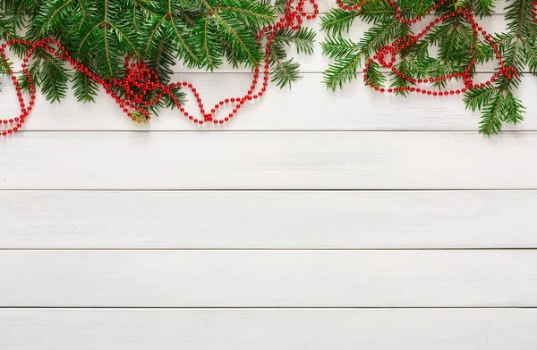 Fundo de Natal com doces e borda de abeto em madeira — Fotografia de Stock