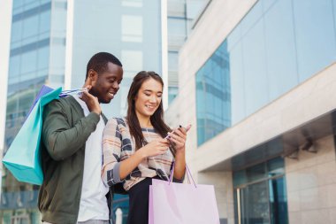 Çok ırklı çift birlikte alışveriş