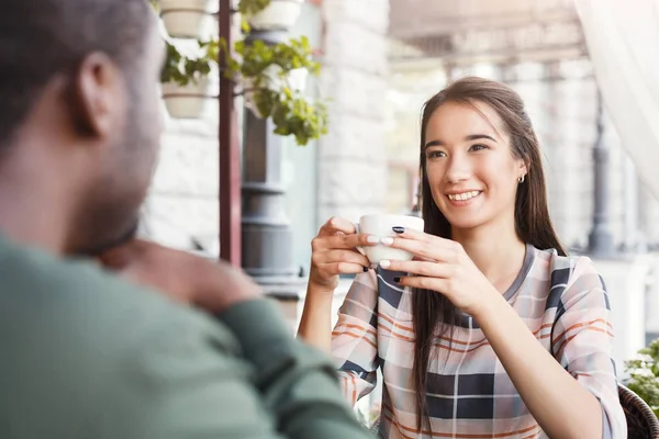 Mujer feliz disfrutando de la cita en la cafetería —  Fotos de Stock